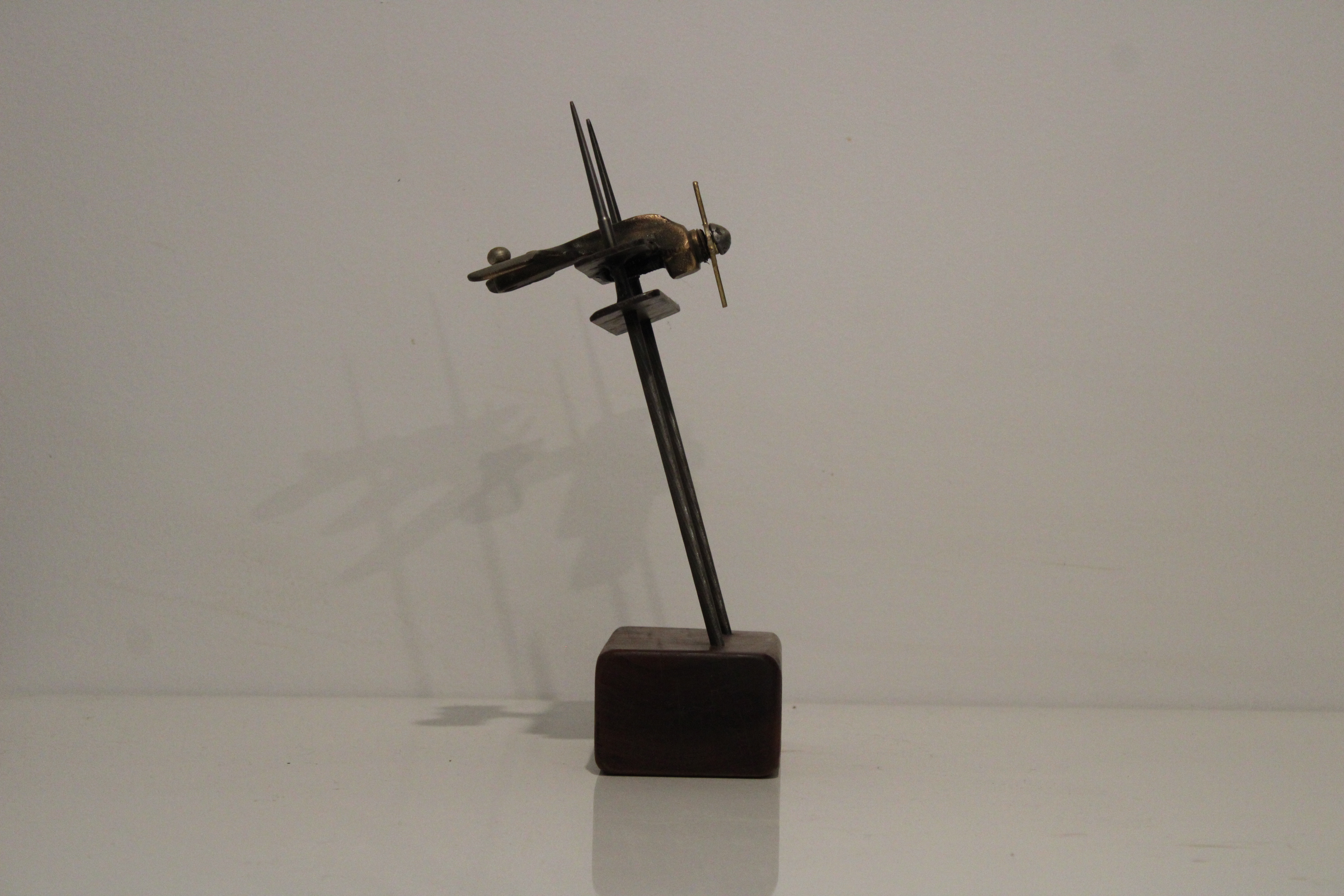 Right-facing view of Biggles sculpture