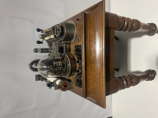 Angle view of Das Schwachsinn Detektor sculpture