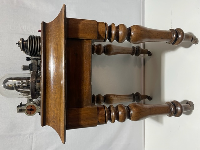 Longer view of Das Schwachsinn Detektor sculpture